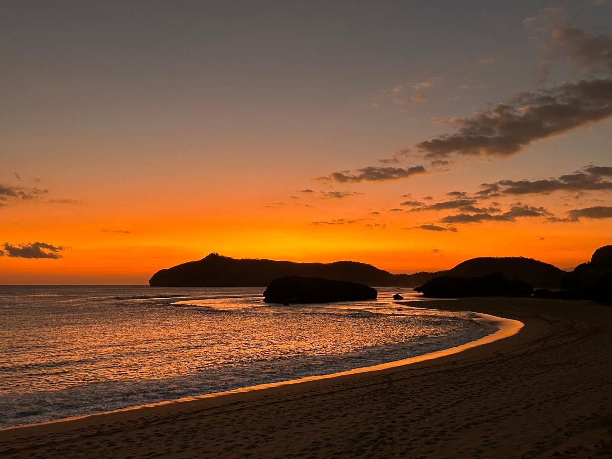 Mama Nings Beach Hotel Sekongkang 외부 사진