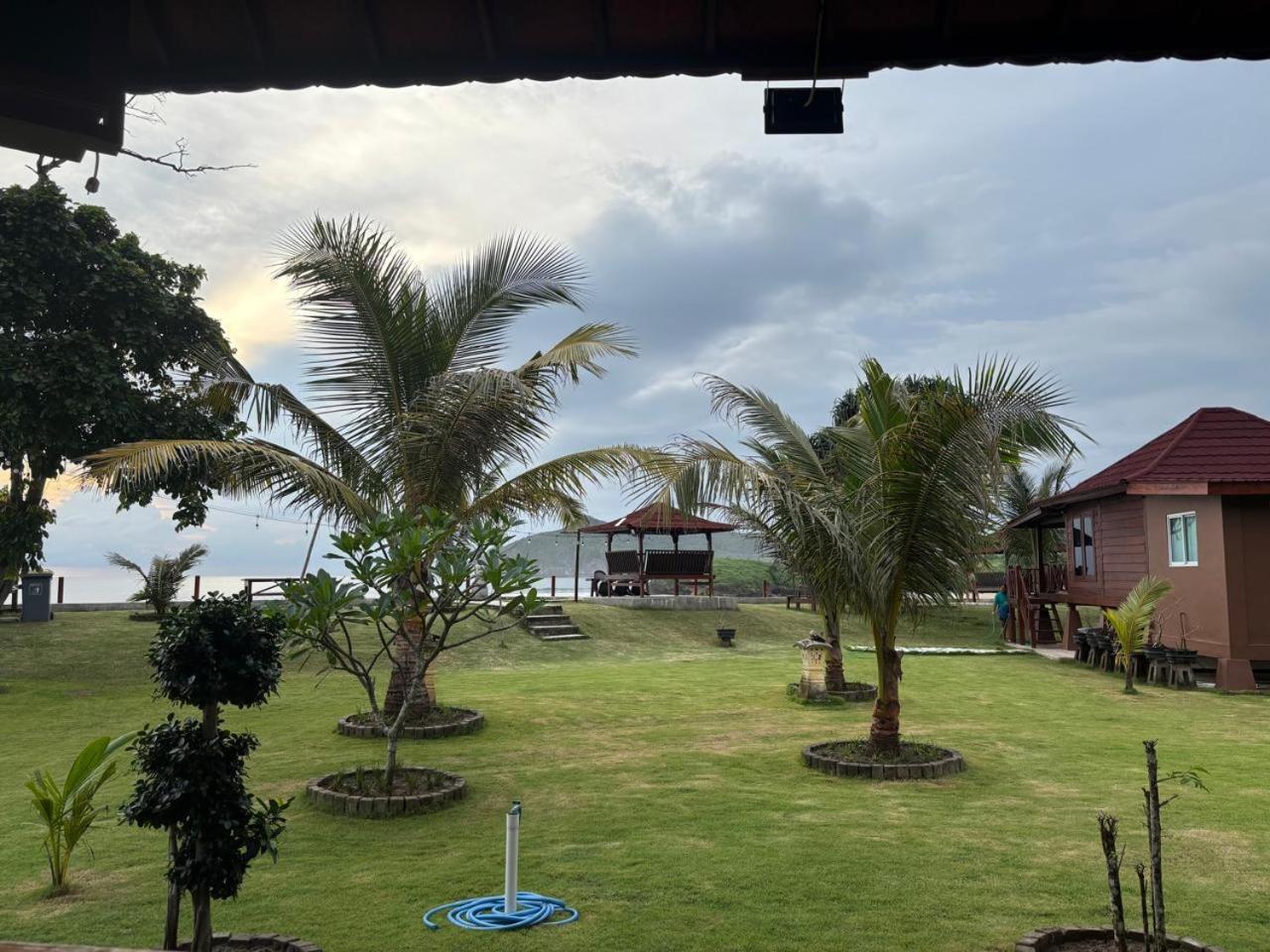 Mama Nings Beach Hotel Sekongkang 외부 사진